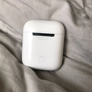 APPLE AIRPODS CHARGING CASE